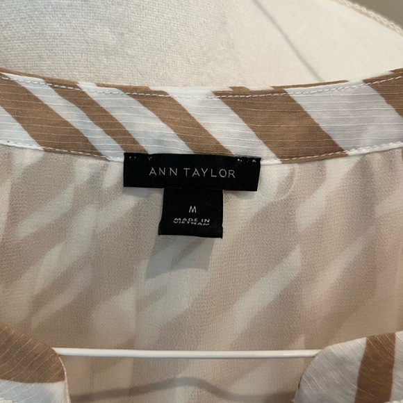 Ann Taylor tan & white print short-sleeve blouse- M - Picture 4 of 6
